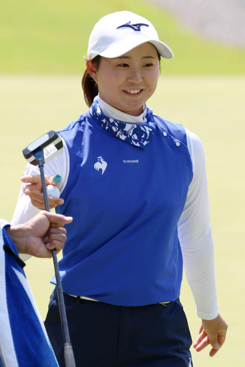 稲垣は笑顔で15番に向かう（撮影・上山淳一）