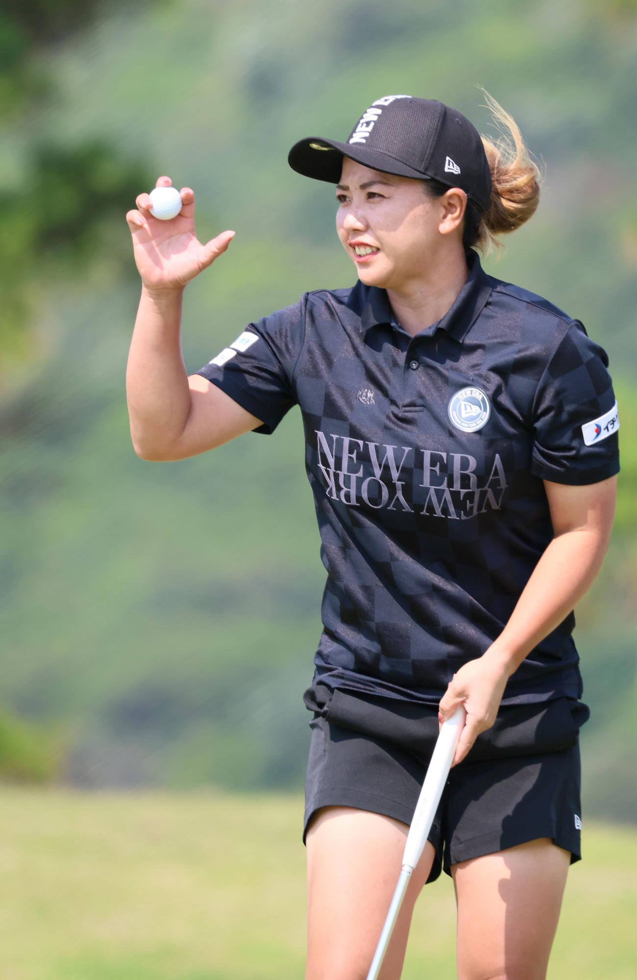 1番、山城はバーディーパットを決めギャラリーの拍手に応える（撮影・上山淳一）