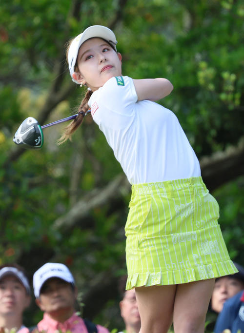 2番、吉田はティーショットを放つ（撮影・上山淳一）