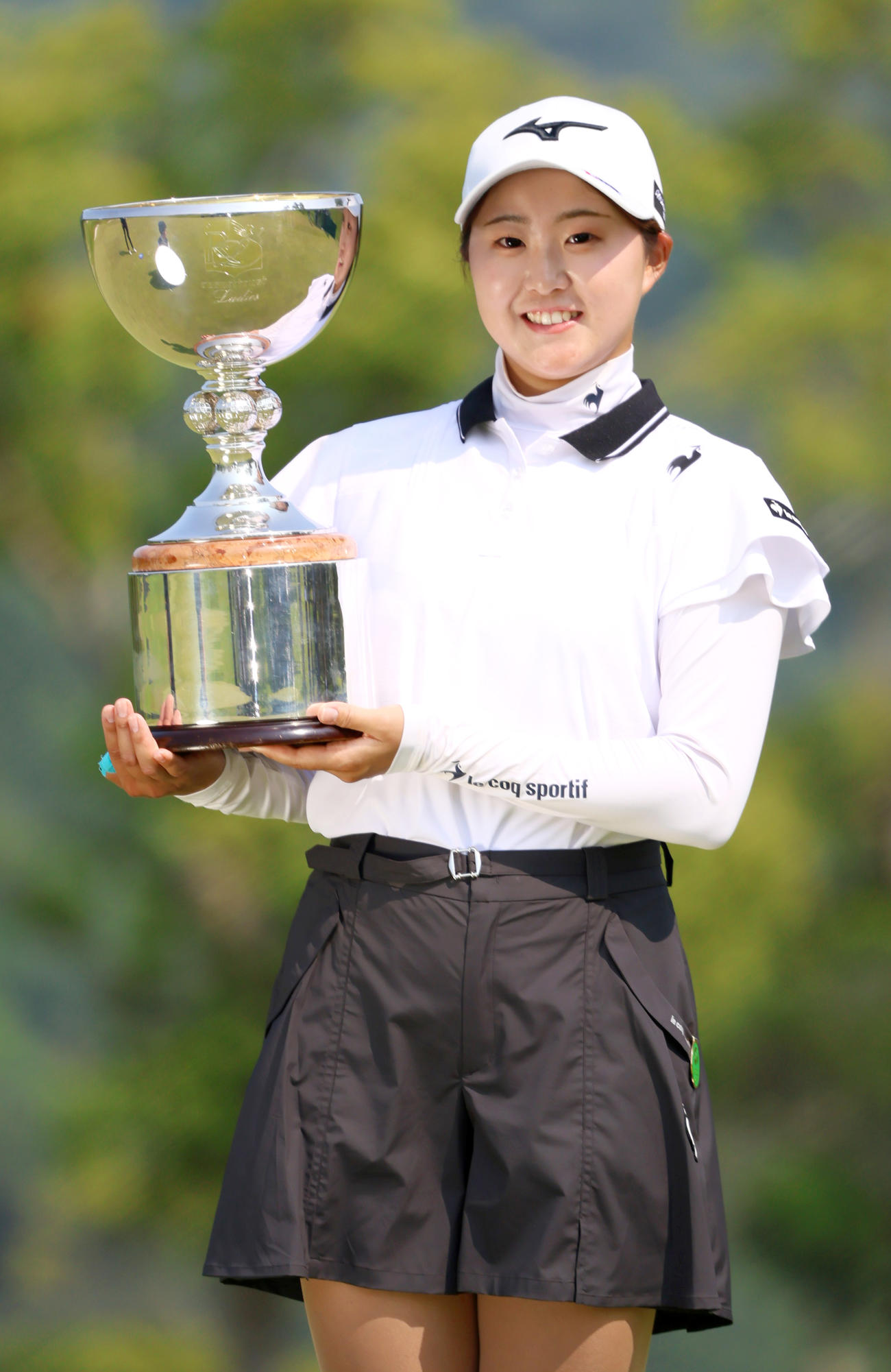 稲垣は優勝トロフィーを手に笑顔を見せる（撮影・上山淳一）