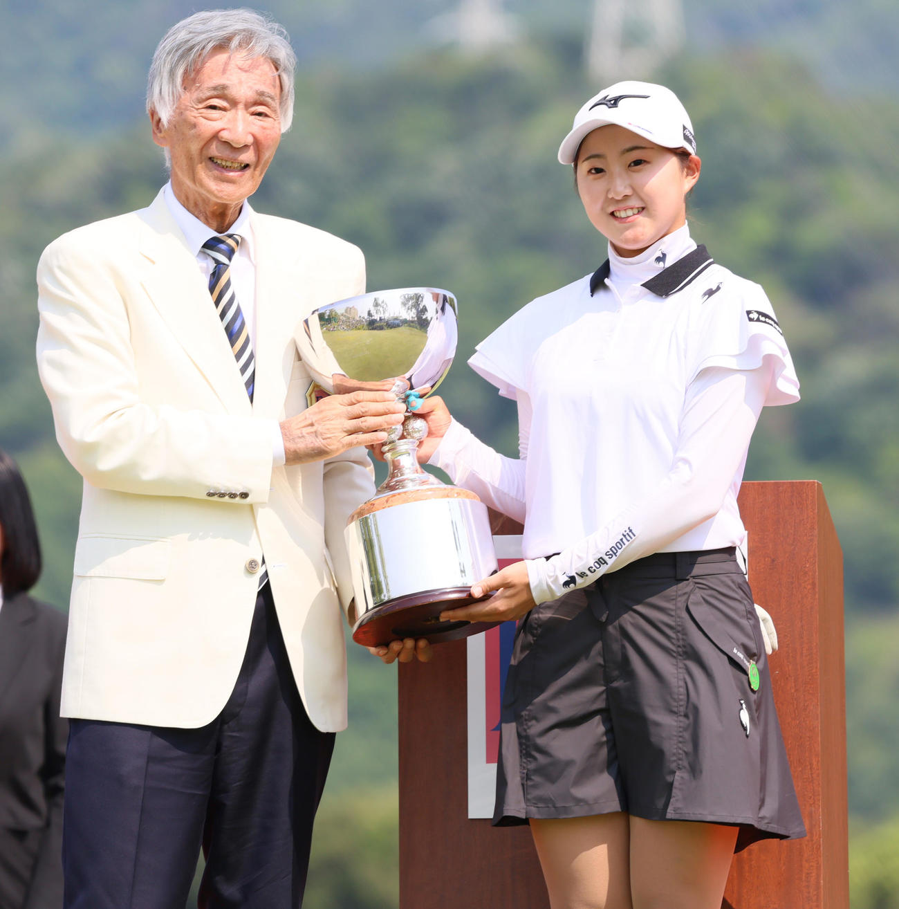 優勝した稲垣（右）はリゾートトラスト伊藤会長からトロフィーを受け取り笑顔を見せる（撮影・上山淳一）