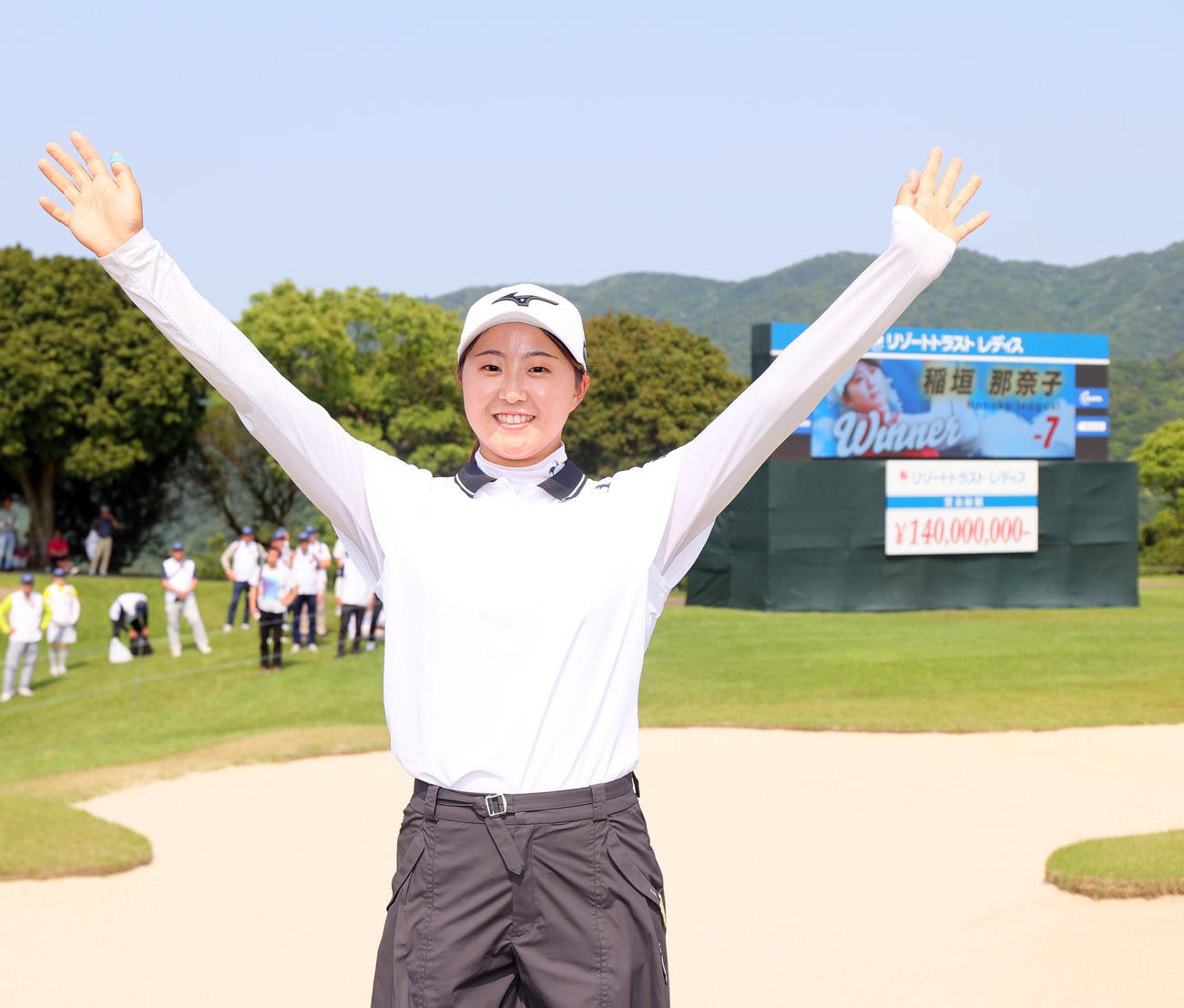 リゾートトラストレディスを制しバンザイする稲垣（撮影・上山淳一）