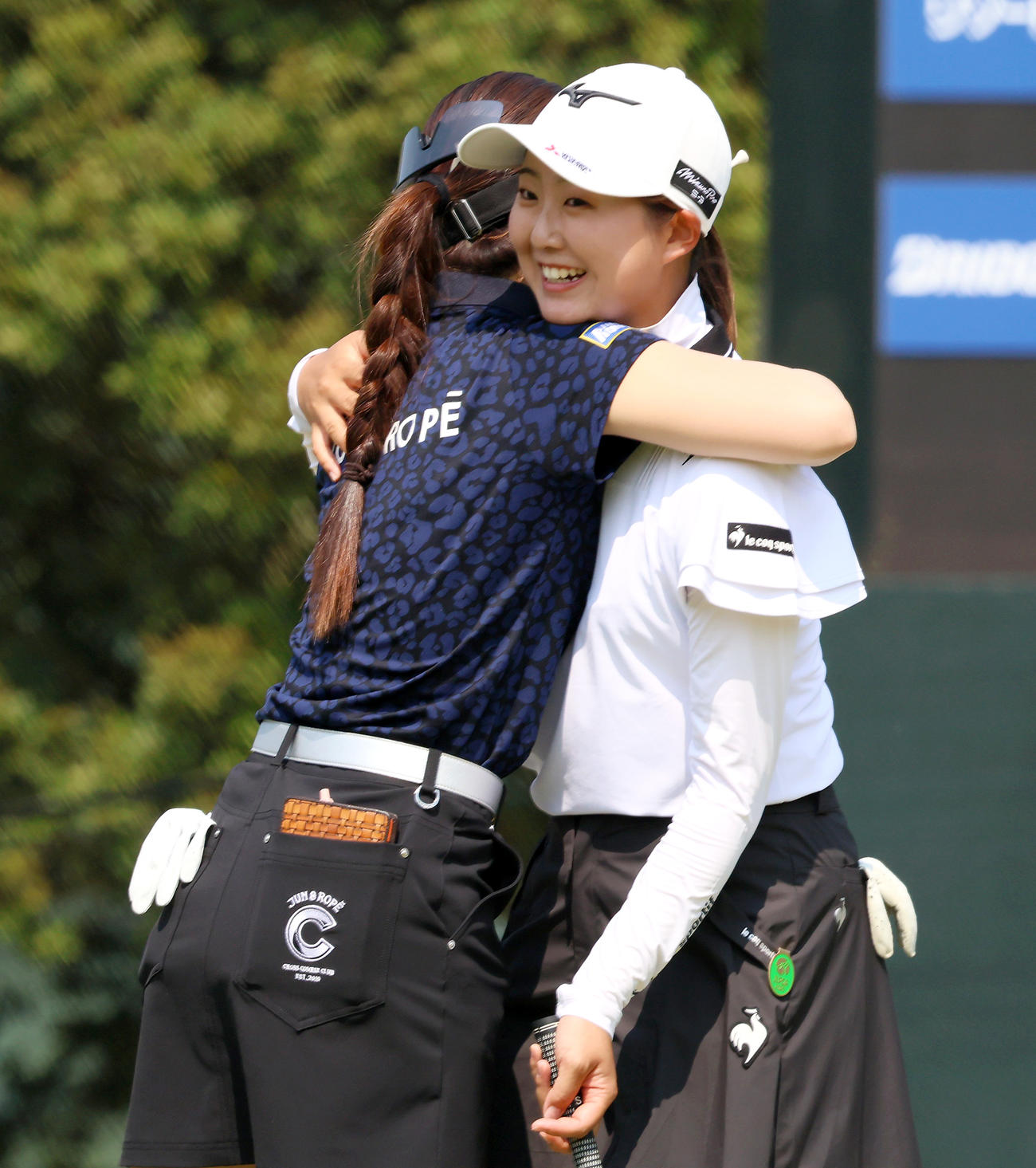 優勝した稲垣（右）は同組でラウンドした三ヶ島と笑顔でハグする（撮影・上山淳一）