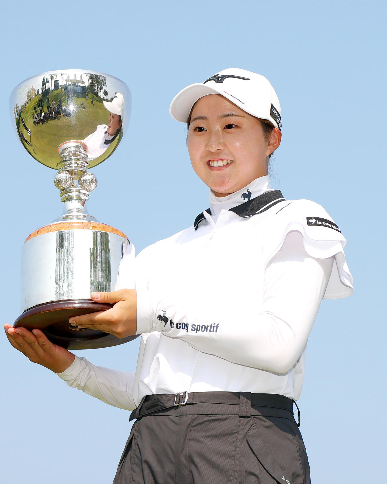 稲垣は優勝トロフィーを手に笑顔を見せる（撮影・上山淳一）