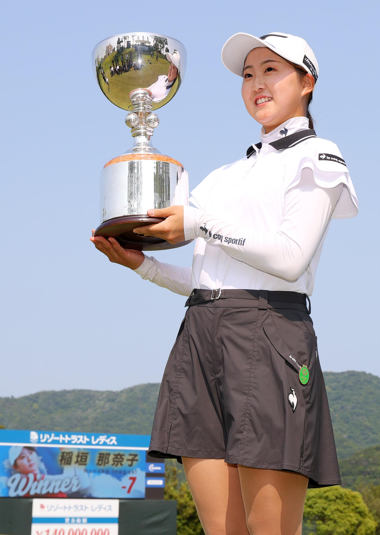 稲垣は優勝トロフィーを手に笑顔を見せる（撮影・上山淳一）