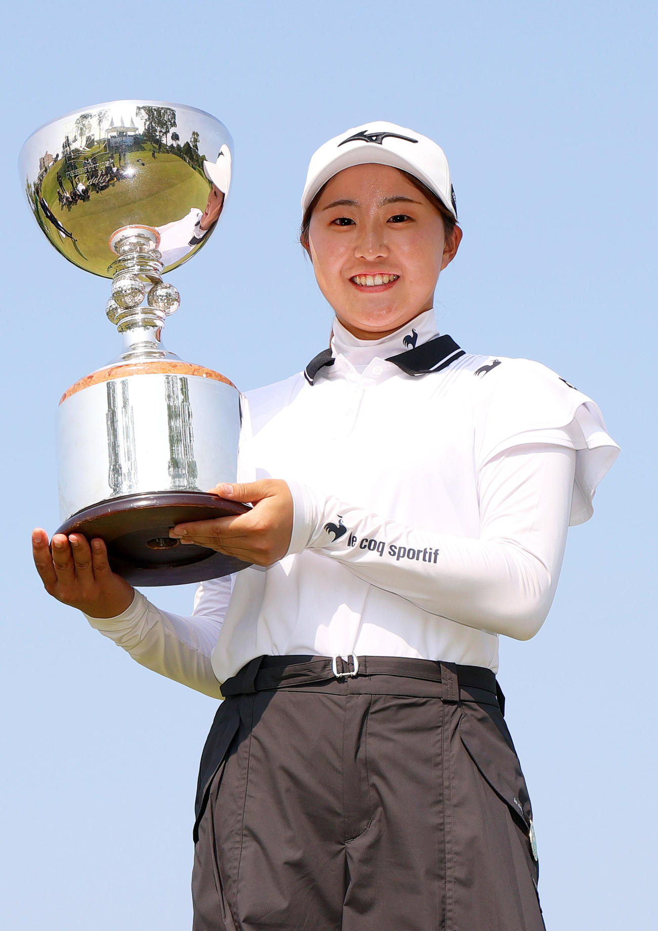 稲垣は優勝トロフィーを手に笑顔を見せる（撮影・上山淳一）