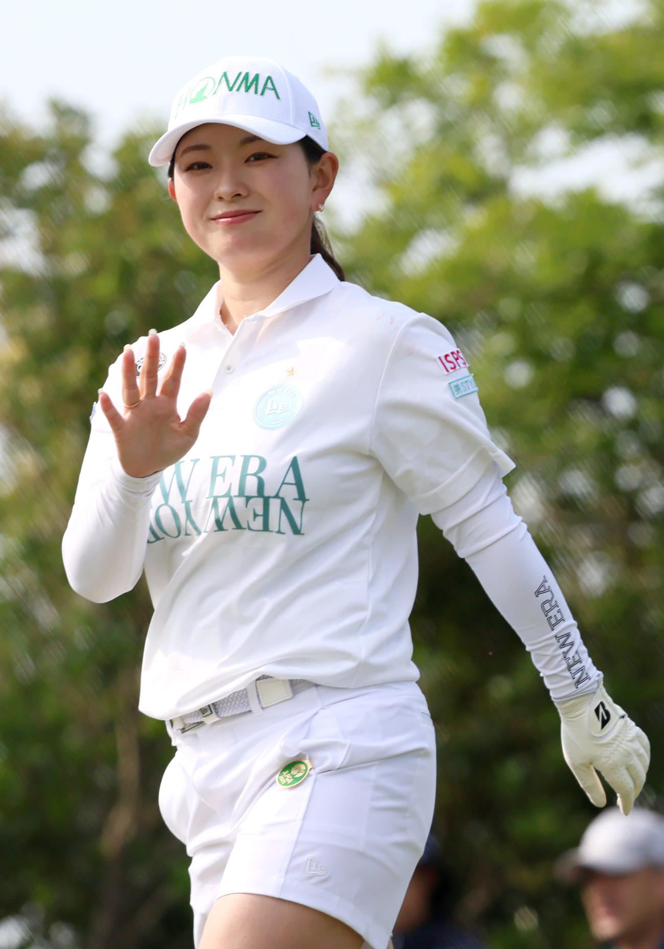 2番、吉川は笑顔で手を振る（撮影・上山淳一）