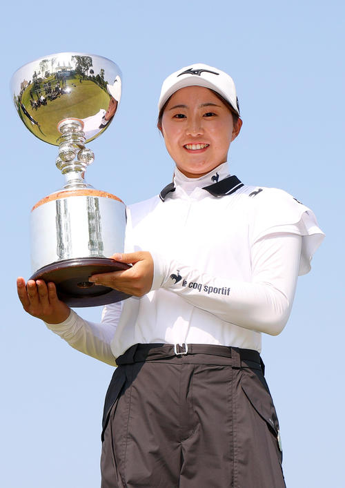 稲垣は優勝トロフィーを手に笑顔を見せる(撮影・上山淳一)