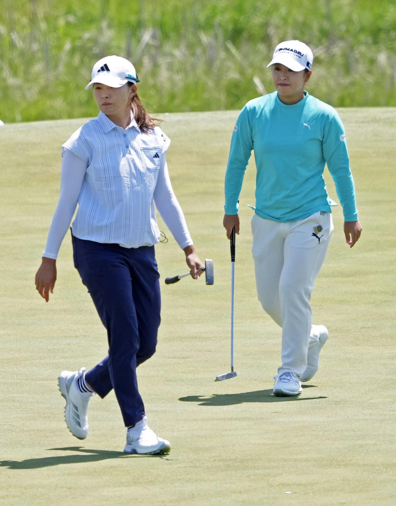第3ラウンド、同組でプレーする渋野日向子（左）と西郷真央（共同）