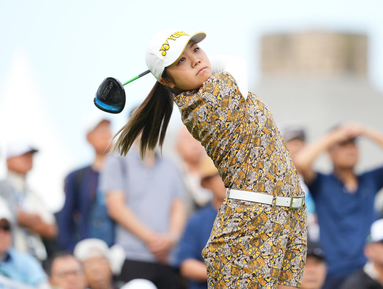 1番、ティーショットを放つ大久保（撮影・垰建太）