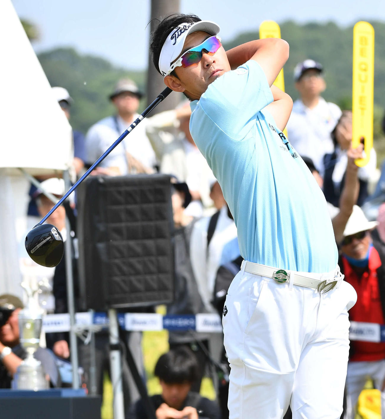 1番、ティーショットを放つ阿久津（撮影・岩下翔太）