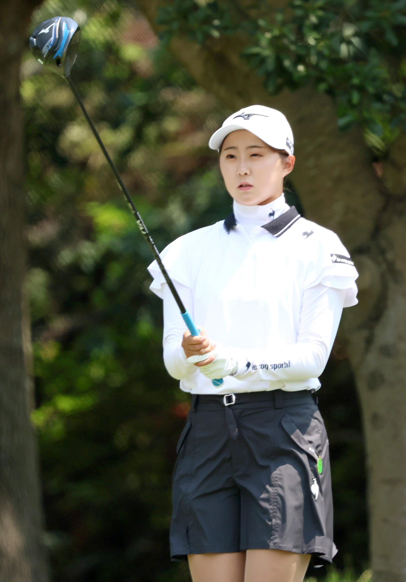 15番、稲垣はティーショットの狙いを定める（撮影・上山淳一）