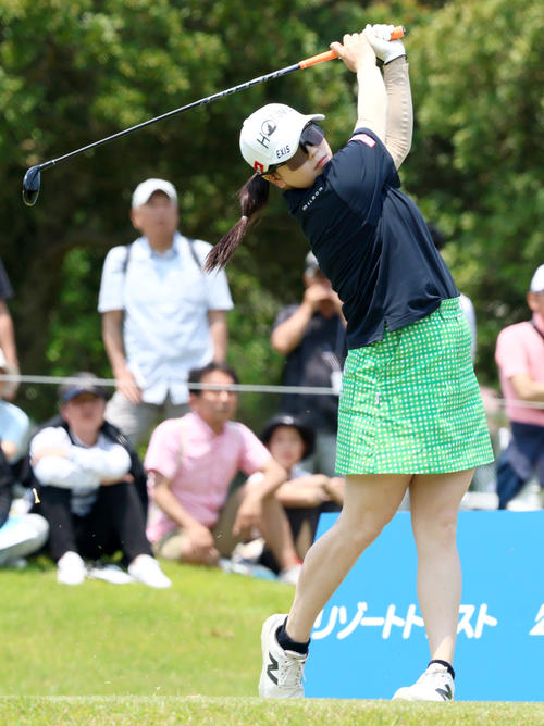 14番、後藤未はティーショットを放つ（撮影・上山淳一）