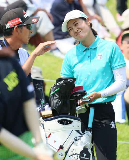 神谷そ（右）はホールアウトし悔しげな表情を見せる（撮影・上山淳一）
