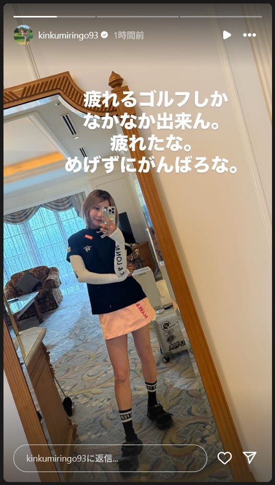 生脚ミスニカ姿の金田久美子（金田久美子のインスタグラムから）