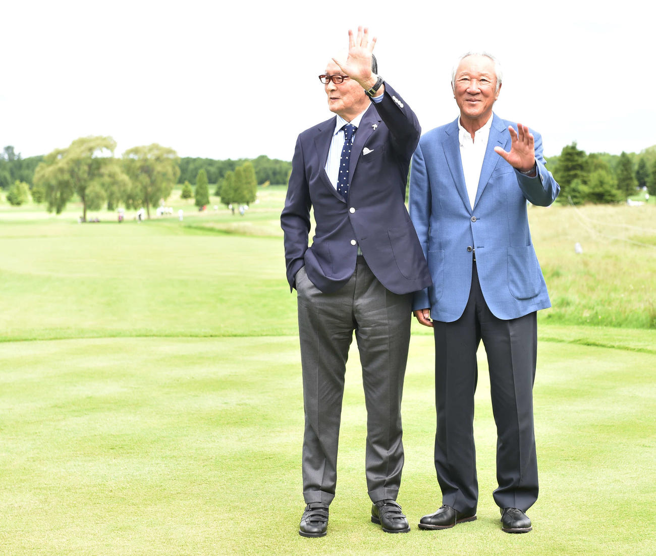長嶋茂雄招待セガサミー・カップ　観客に手を振る大会名誉会長の長嶋茂雄氏（左）とJGTO青木功会長（2016年7月撮影）