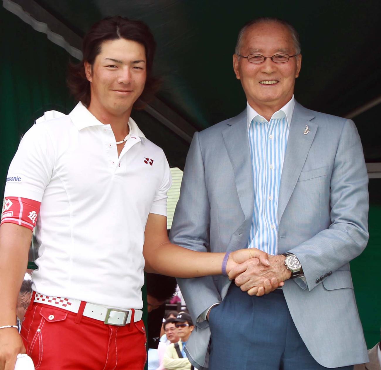 ホールアウト後、長嶋大会名誉会長と握手を石川（左、2012年撮影）