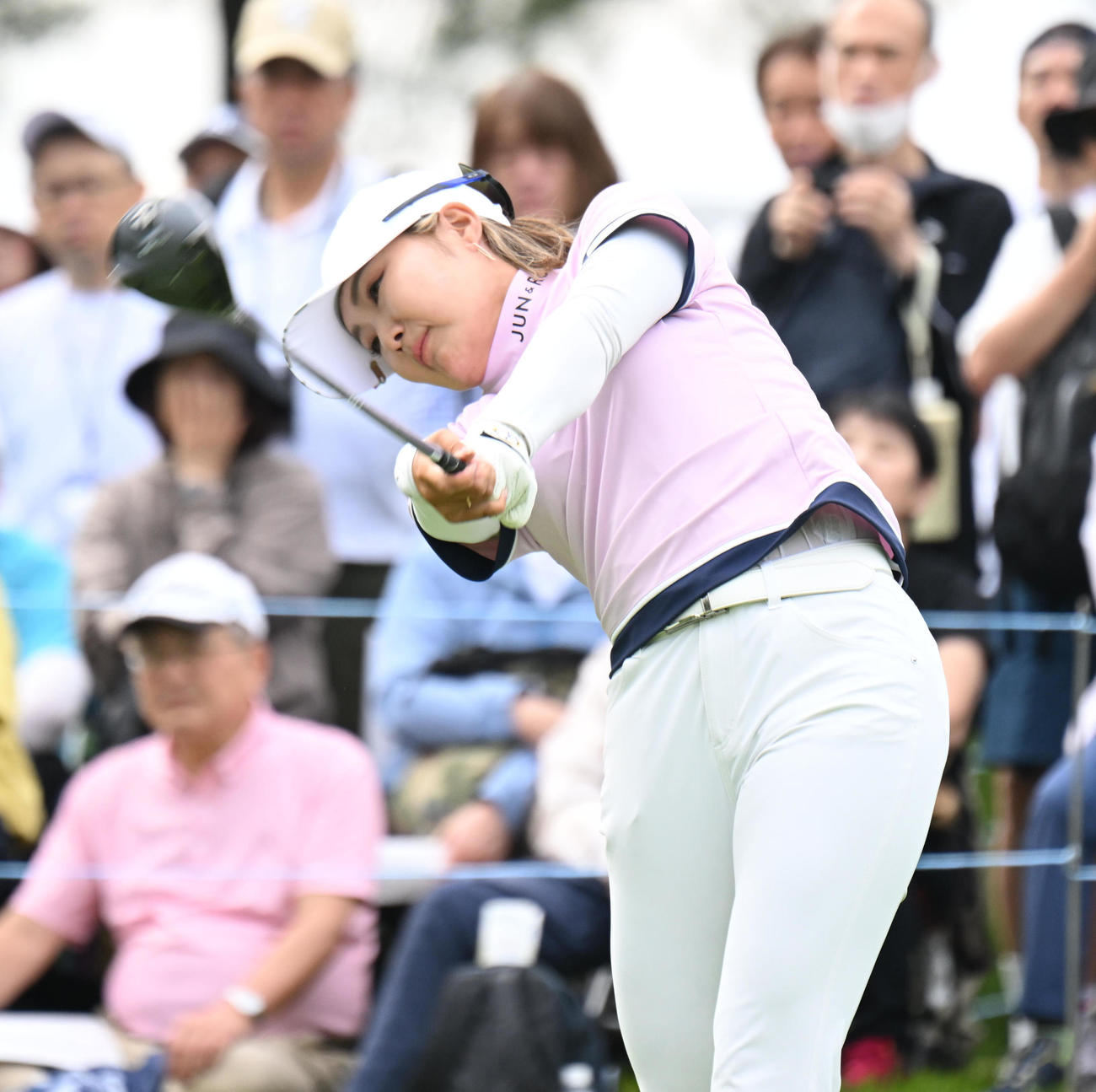 10番、ティーショットを打つ高橋彩華（撮影・和賀正仁）