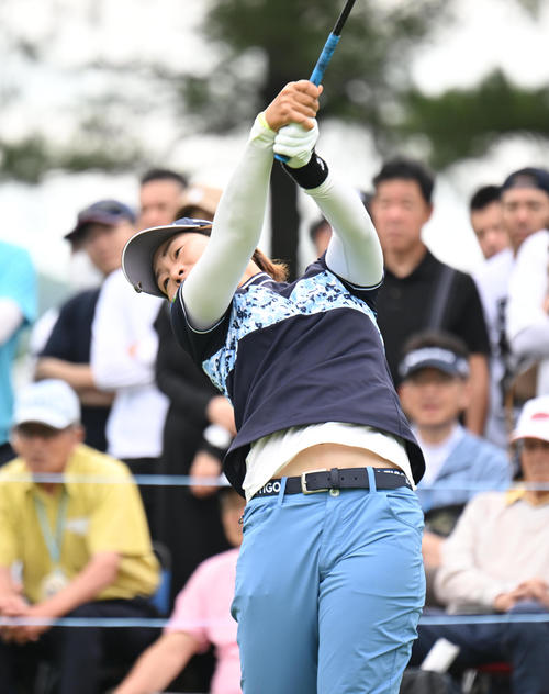 10番、ティーショットを打つ穴井詩（撮影・和賀正仁）