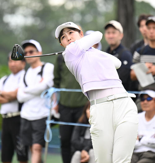 10番、ティーショットを打つ蛭田みな美（撮影・和賀正仁）