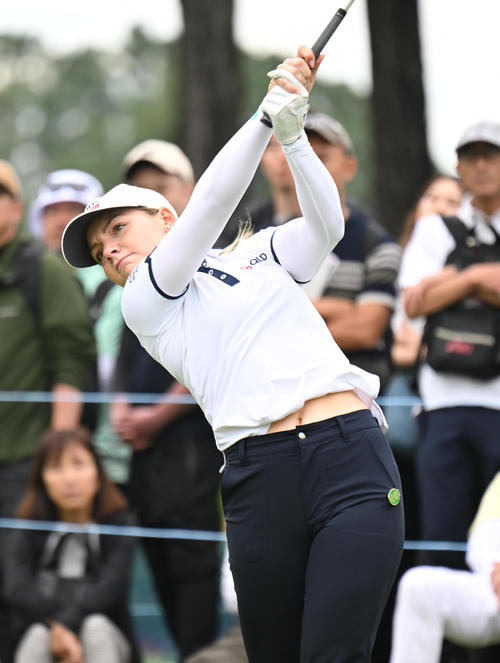 10番、ティーショットを打つハンナ・リーブス（撮影・和賀正仁）