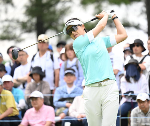 10番、ティーショットを打つ全美貞（撮影・和賀正仁）