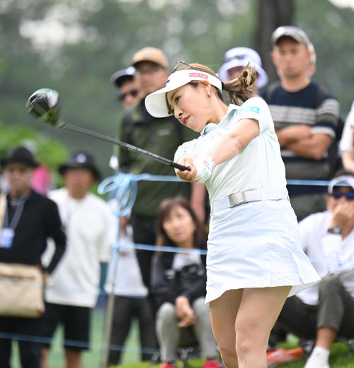 10番、ティーショットを打つ木村彩子（撮影・和賀正仁）