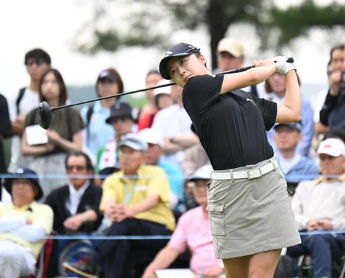10番、ティーショットを打つ森田遙（撮影・和賀正仁）