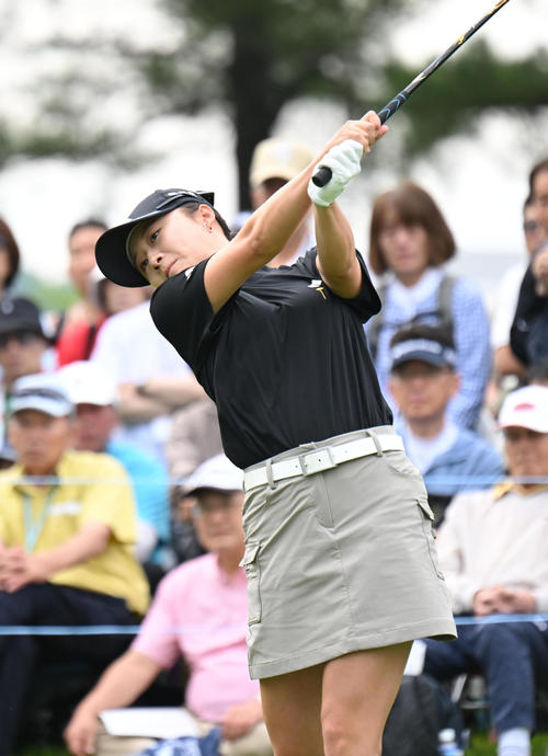10番、ティーショットを打つ森田遙（撮影・和賀正仁）