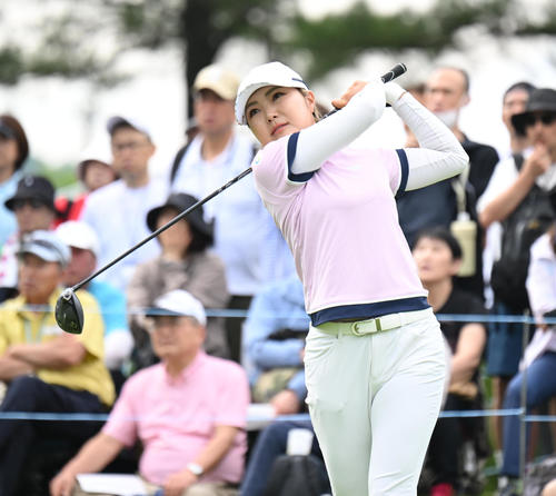10番、ティーショットを打つ高橋彩華（撮影・和賀正仁）