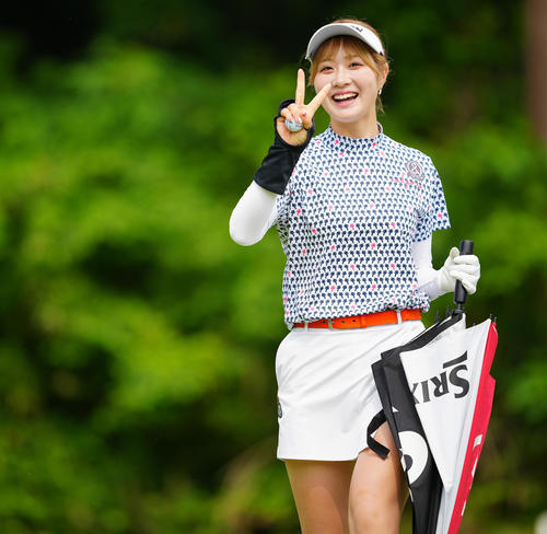 2番、バーディーパットを沈め笑顔を見せる都（撮影・垰建太）