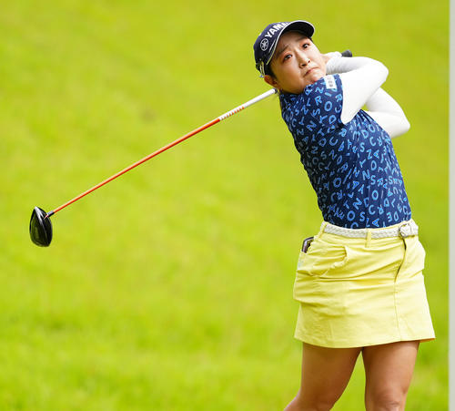 2番、ティーショットを放つ高木（撮影・垰建太）