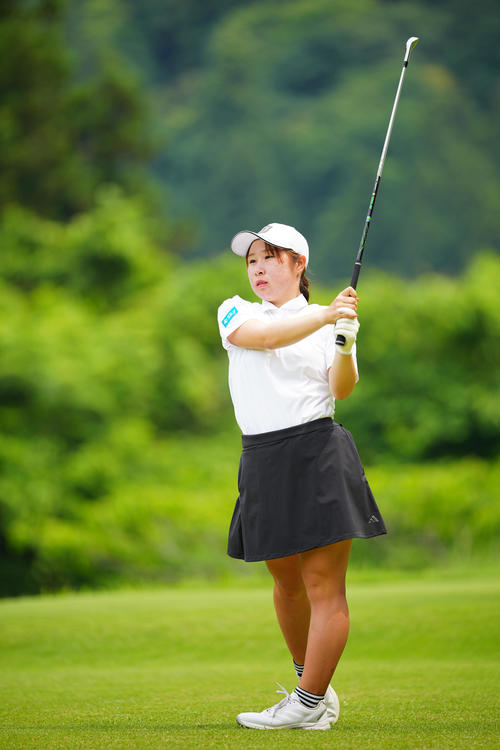 3番、ティーショットを放つ荒木（撮影・垰建太）