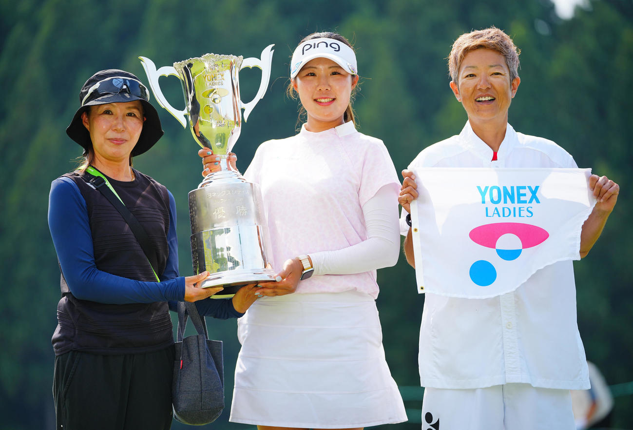 ツアー初優勝した高野（中央）はキャディーの土田麻衣子さん（右）、母の英姫さんと写真に納まる（撮影・垰建太）