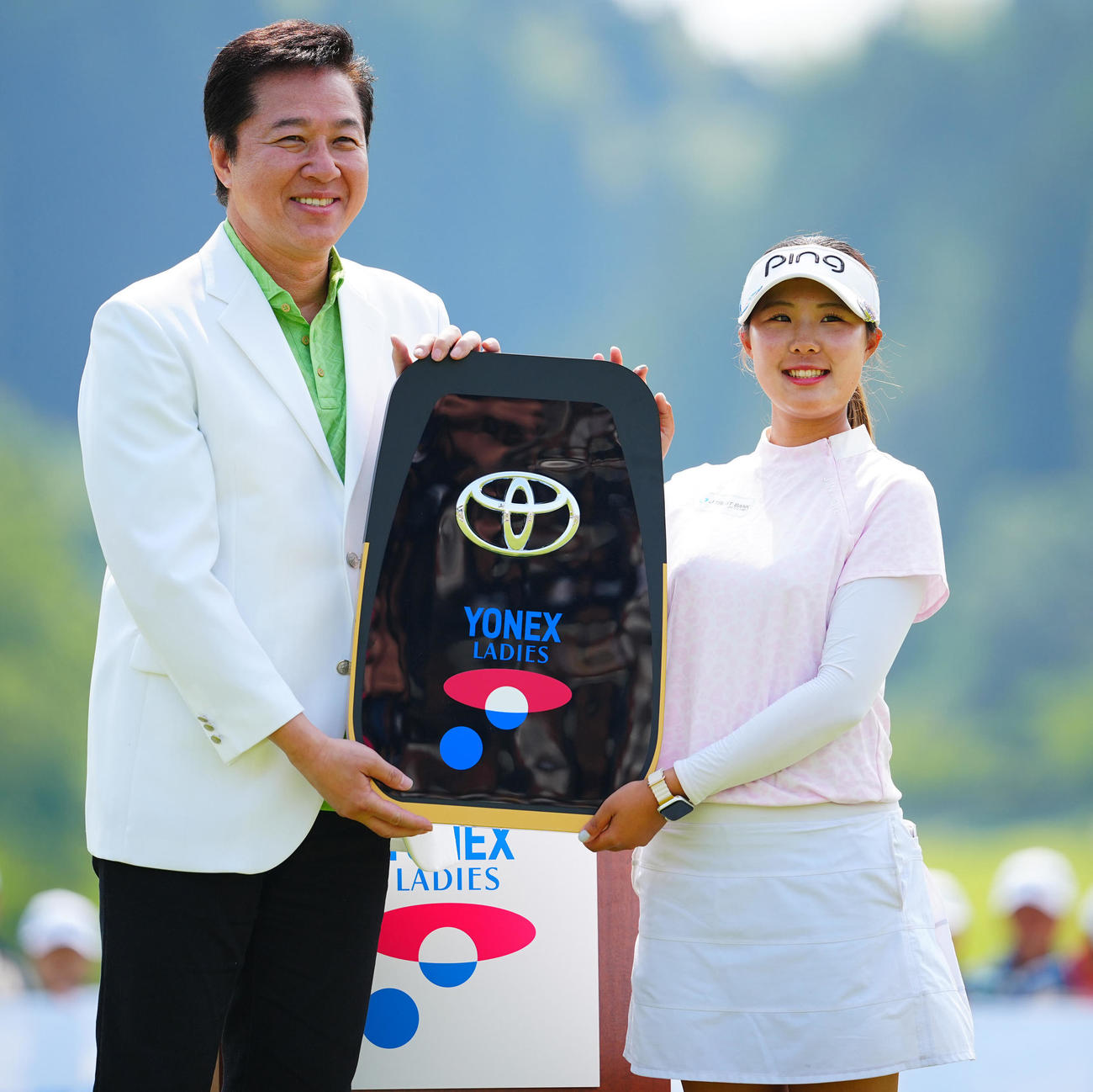 ツアー初優勝した高野（右）は副賞贈呈で川合氏と笑顔で写真に納まる（撮影・垰建太）