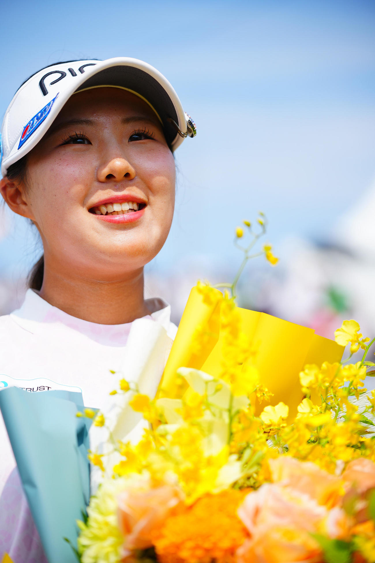 ツアー初優勝した高野は花束を手に笑顔でインタビューに臨む（撮影・垰建太）