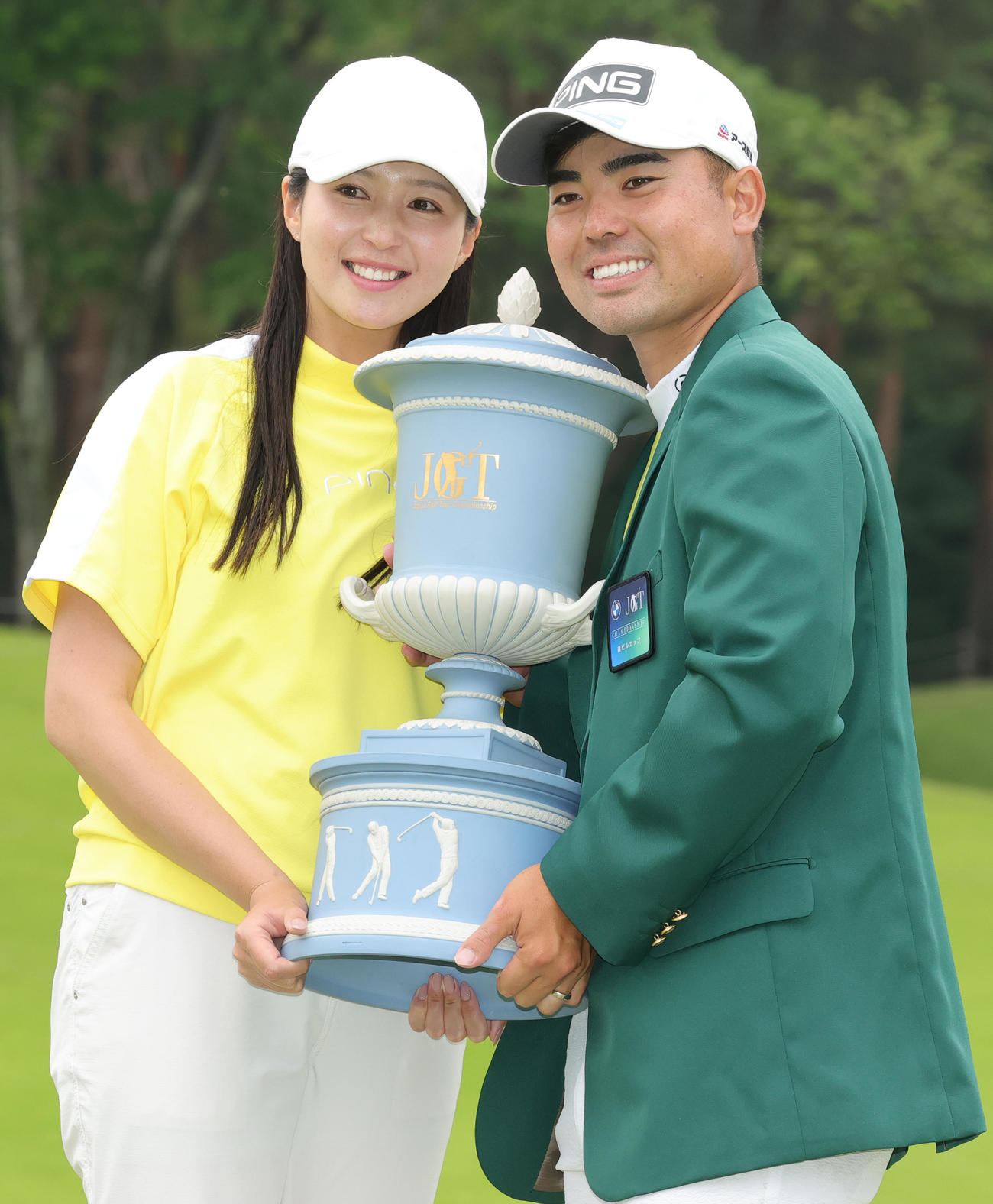 優勝し、葵夫人（左）とカップを手に喜ぶ蝉川（撮影・野上伸悟）