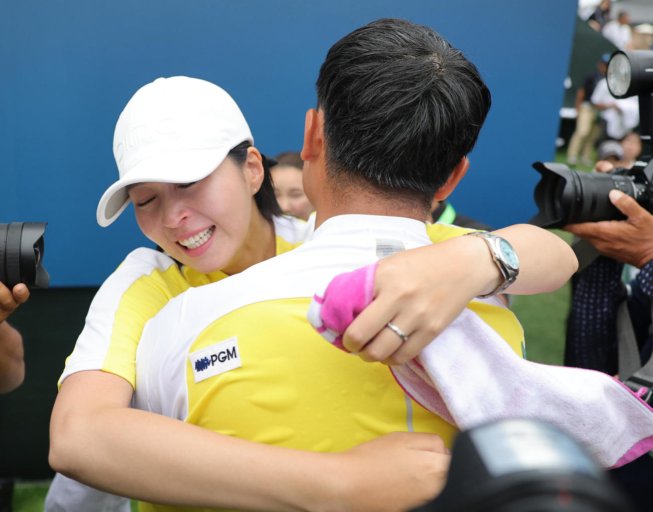 優勝した蝉川泰果に抱きついて喜ぶ葵夫人（撮影・野上伸悟）