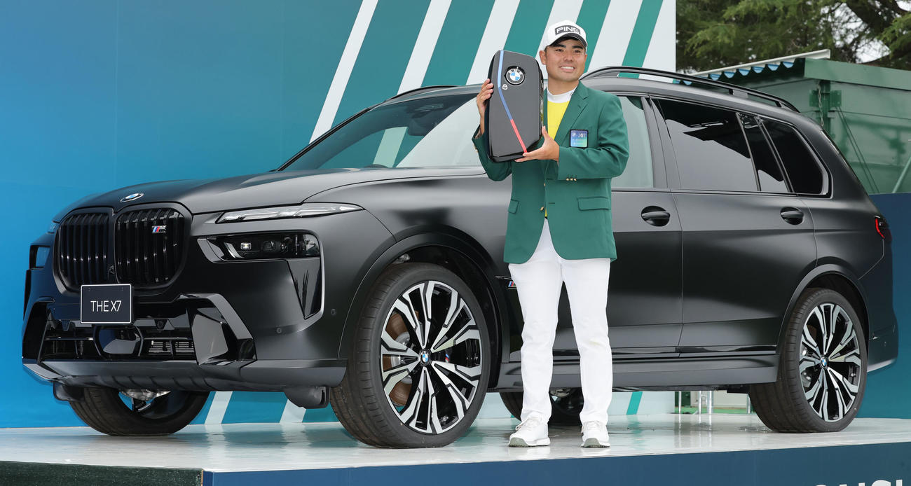 優勝し、副賞のBMWの前で喜ぶ蝉川（撮影・野上伸悟）