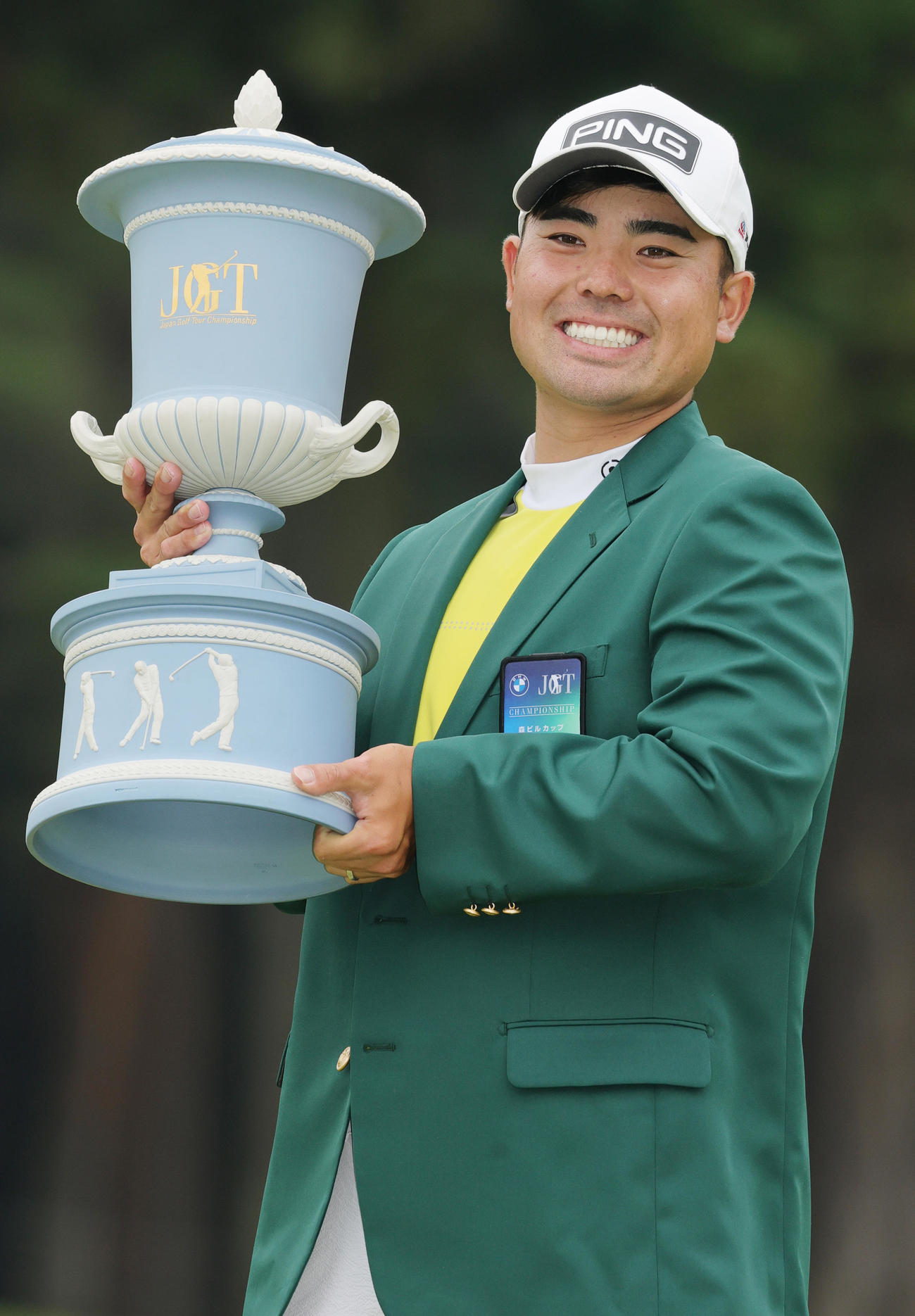 優勝しカップを手に喜ぶ蝉川（撮影・野上伸悟）