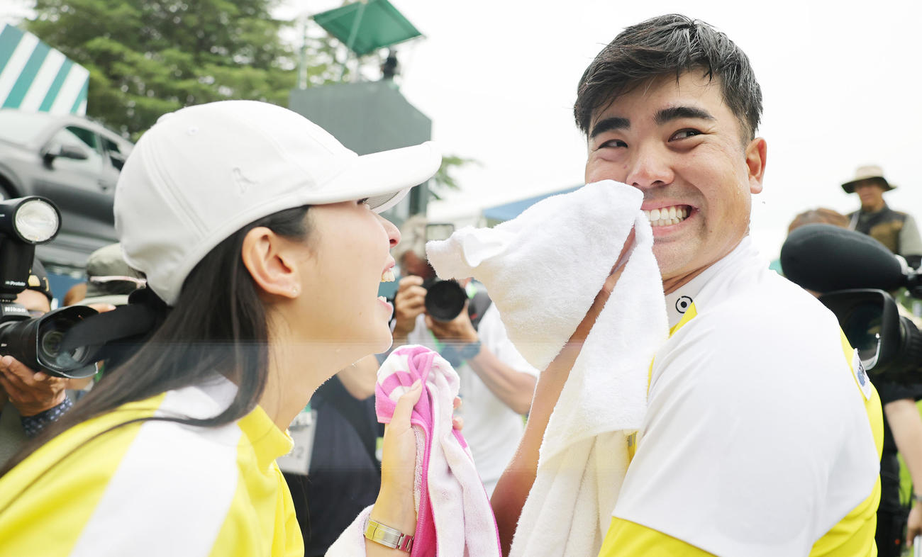 優勝し、葵夫人（左）と喜びあう蝉川（撮影・野上伸悟）