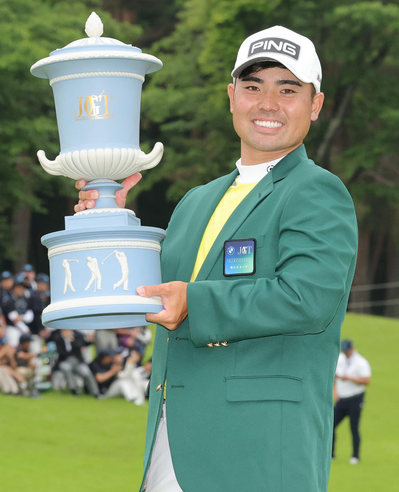 優勝しカップを手に喜ぶ蝉川（撮影・野上伸悟）