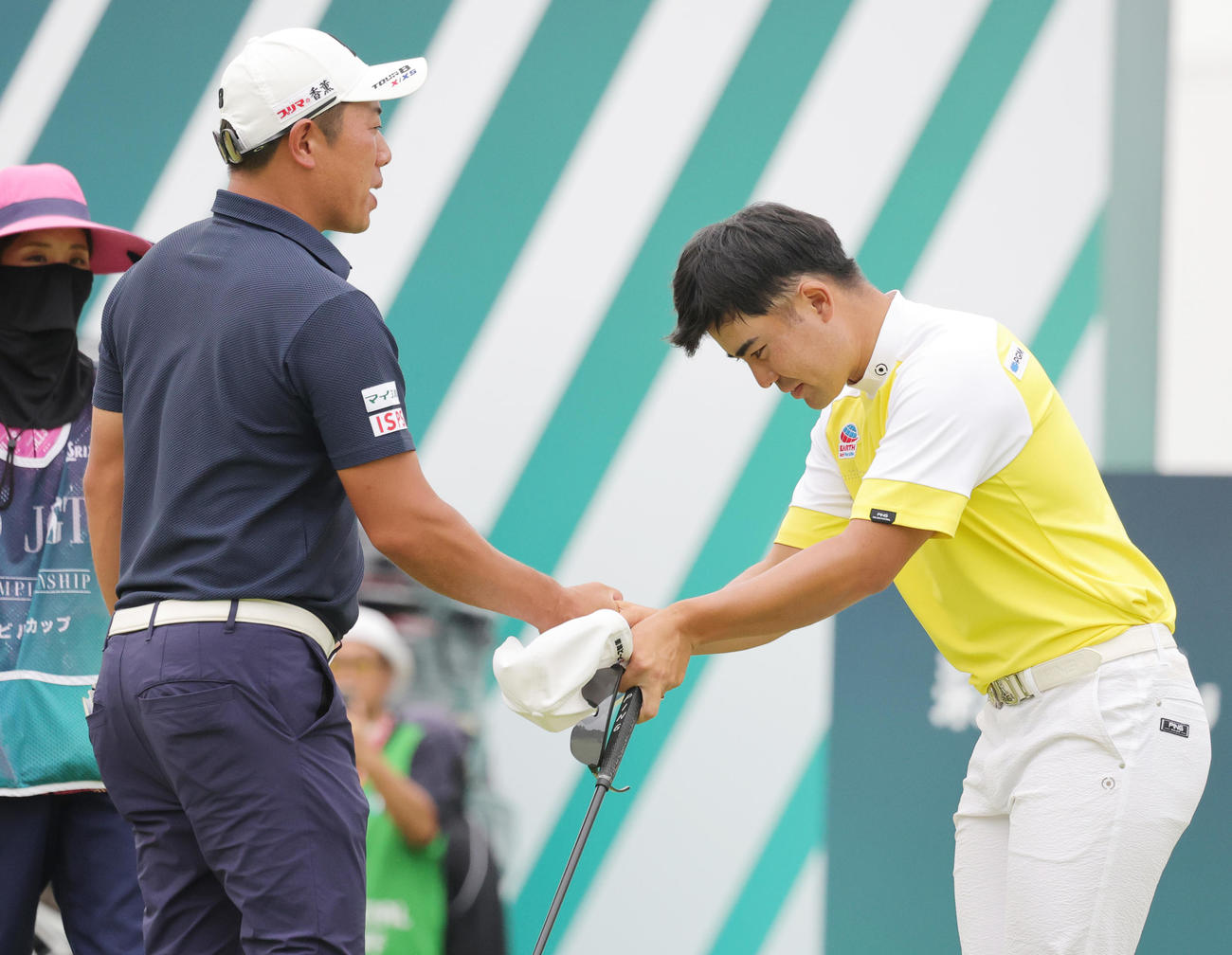 プレーオフの末優勝し、堀川未来夢（左）と握手する蝉川（撮影・野上伸悟）