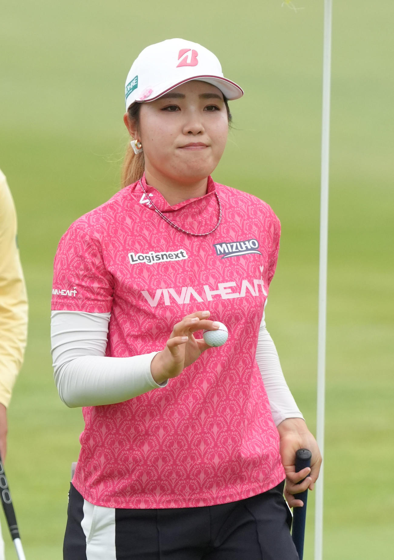 最終ラウンド、3番でバーディーを奪い、拍手に応える古江彩佳。通算11アンダーで4位（共同）