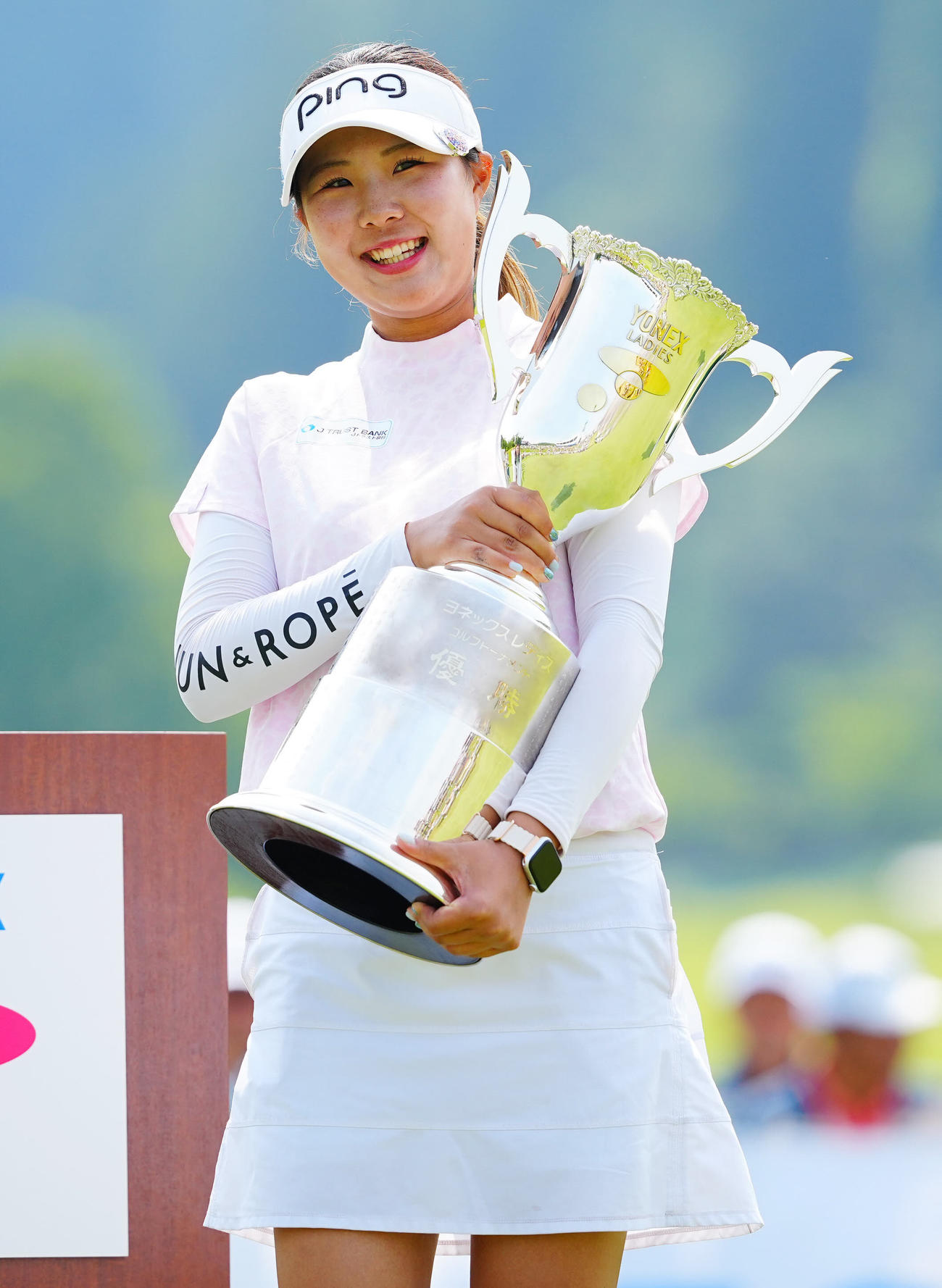 ツアー初優勝した高野はトロフィーを重たそうに手にする（2025年6月8日撮影）