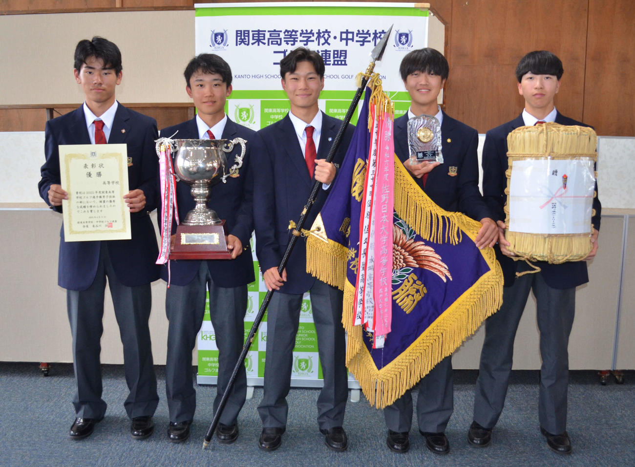 男子優勝の佐野日大。左から林田遼汰、佐藤ミラー、橋本圭市、高木暢仁、岩井礼歩