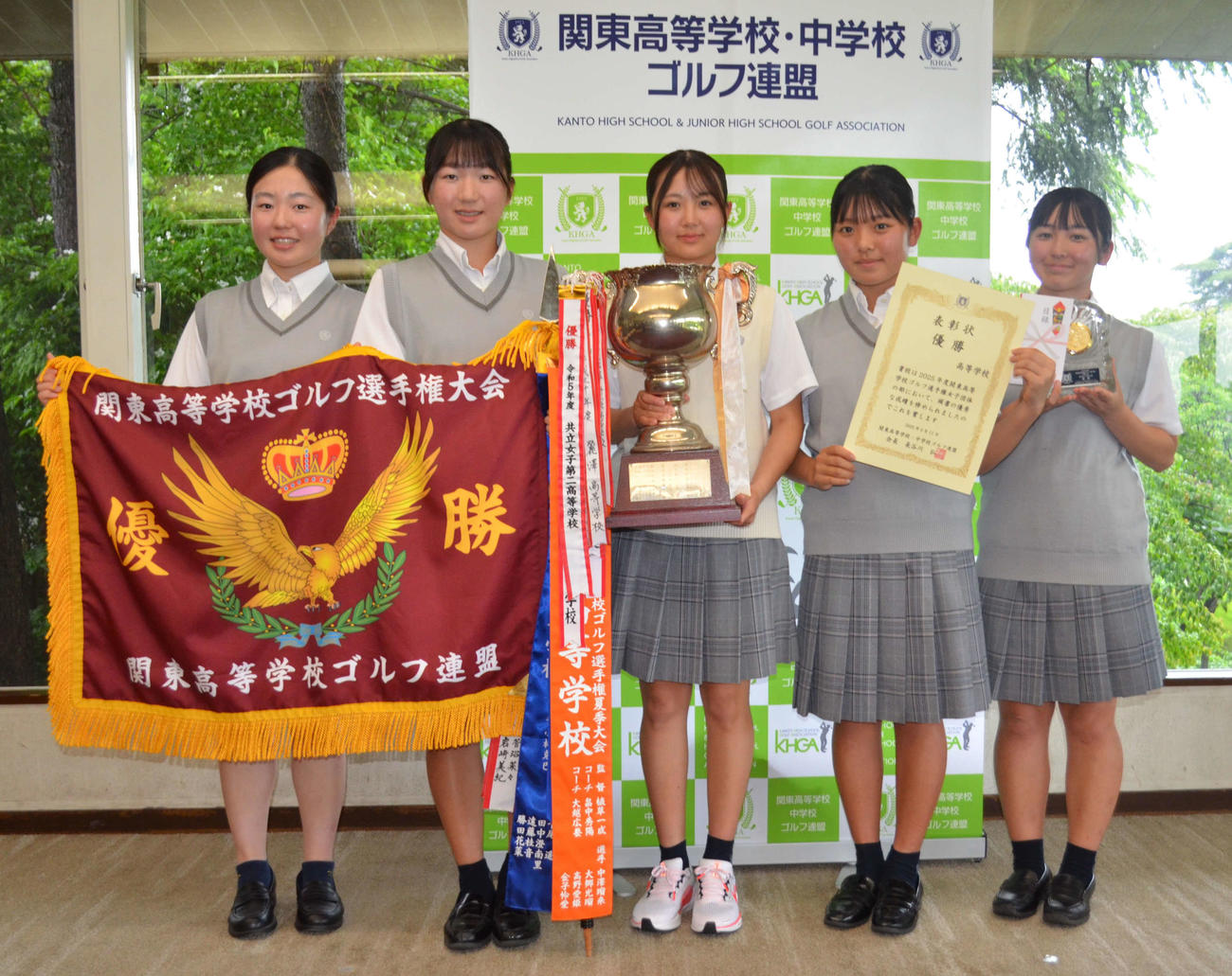 女子優勝の埼玉栄。左から中沢紗来、鈴木みなみ、伊藤愛華、佐藤彩葉、須藤来望