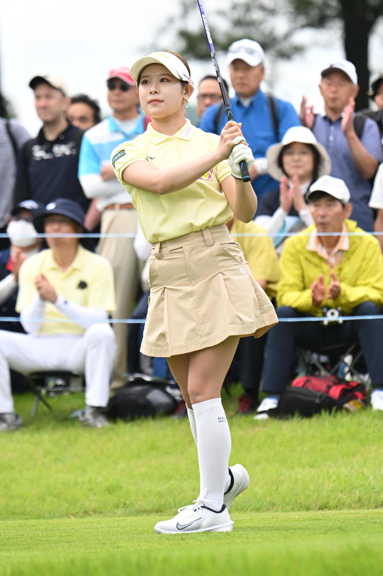 10番、ティーショットを打つ吉田鈴（撮影・和賀正仁