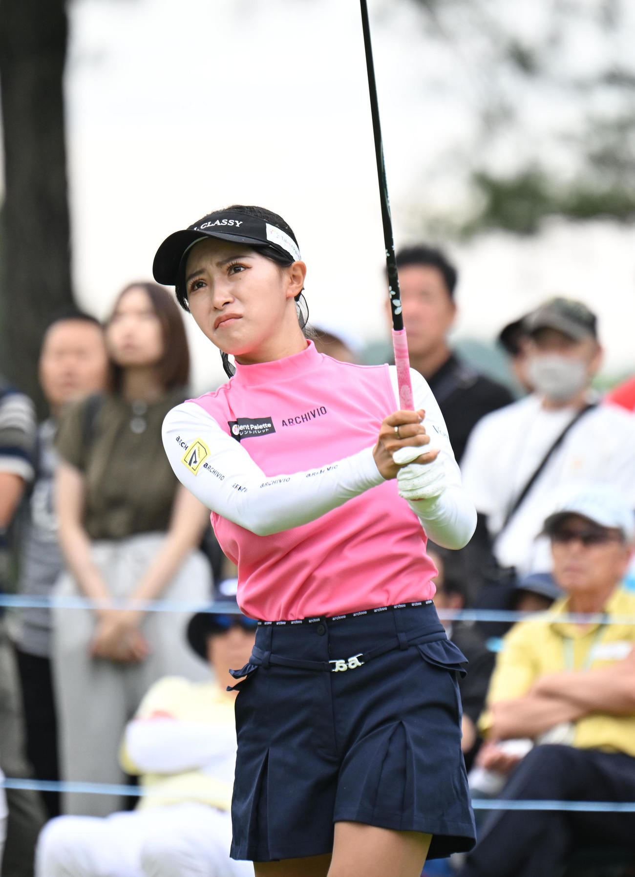 10番、ティーショットを打つ臼井麗香（撮影・和賀正仁）