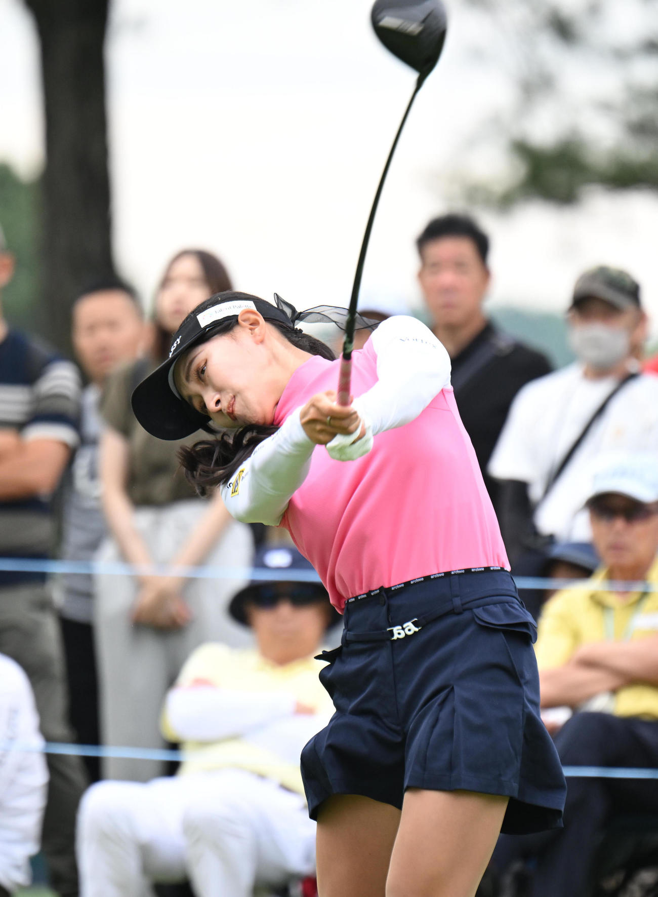 10番、ティーショットを打つ臼井麗香（撮影・和賀正仁）